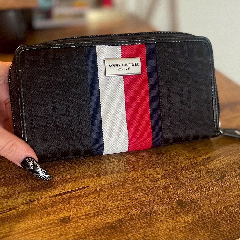 Tommy Hilfiger Wallet with zipper